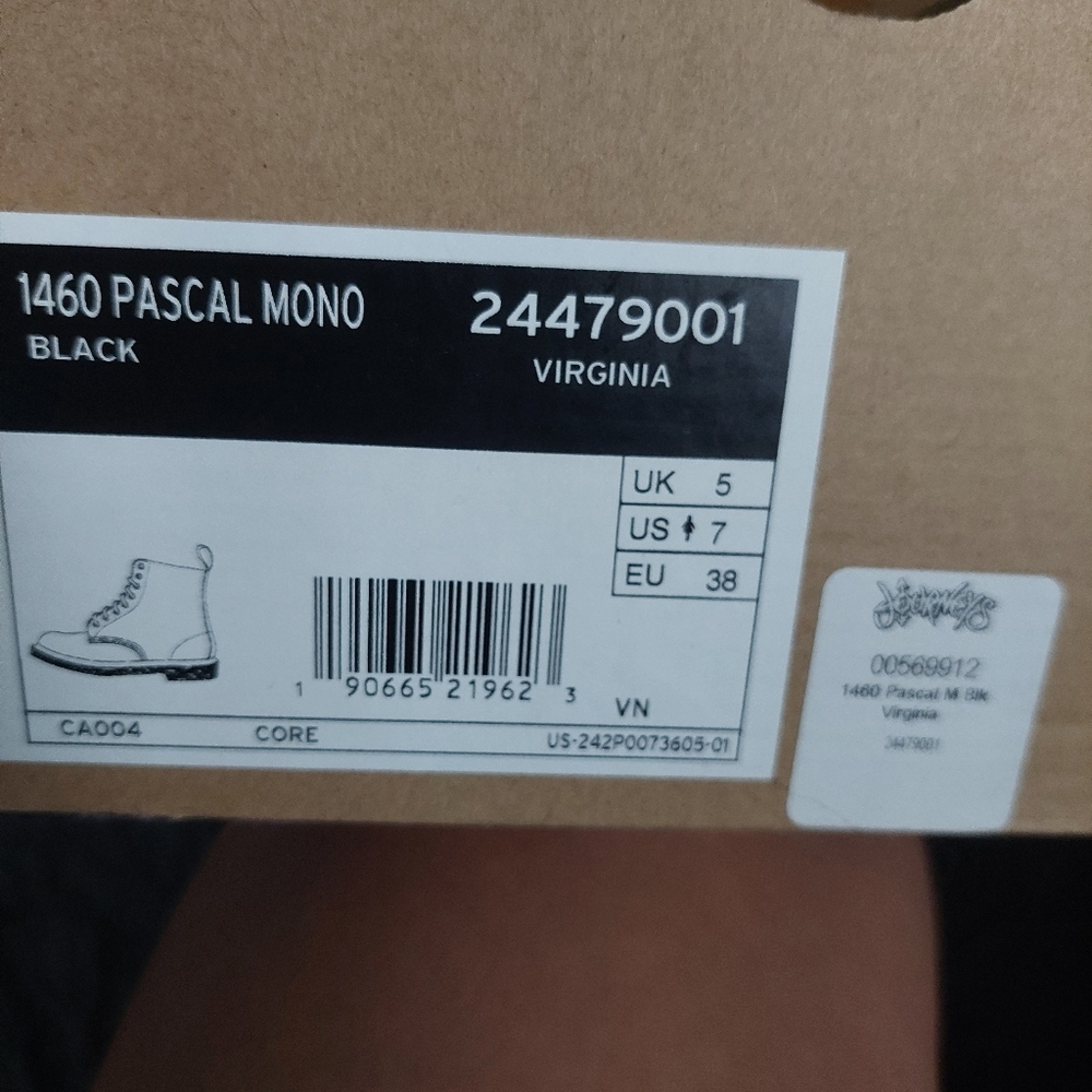 New dr. Martens - Picture 1 of 4